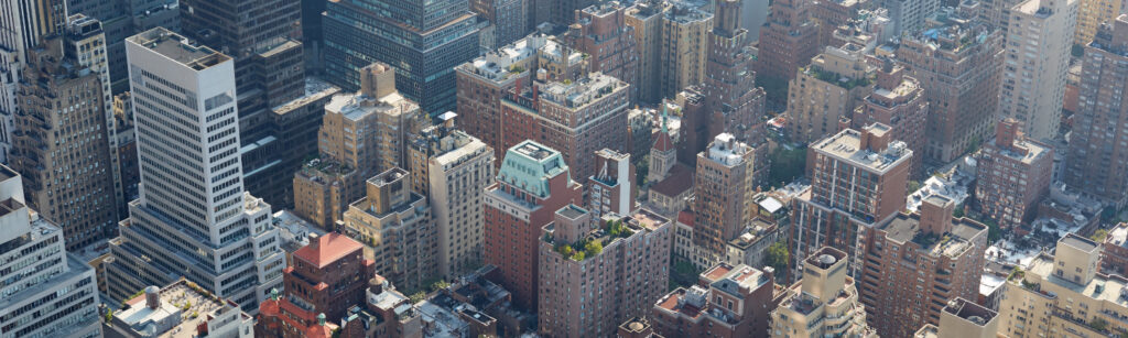 Vista aerea di New York City con grattacieli, luce solare e nebbia